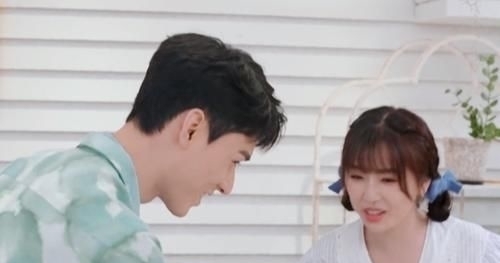 龔俊|龔俊，你也太高了吧？何炅要抬腳和他擁抱，虞書(shū)欣成了小矮人