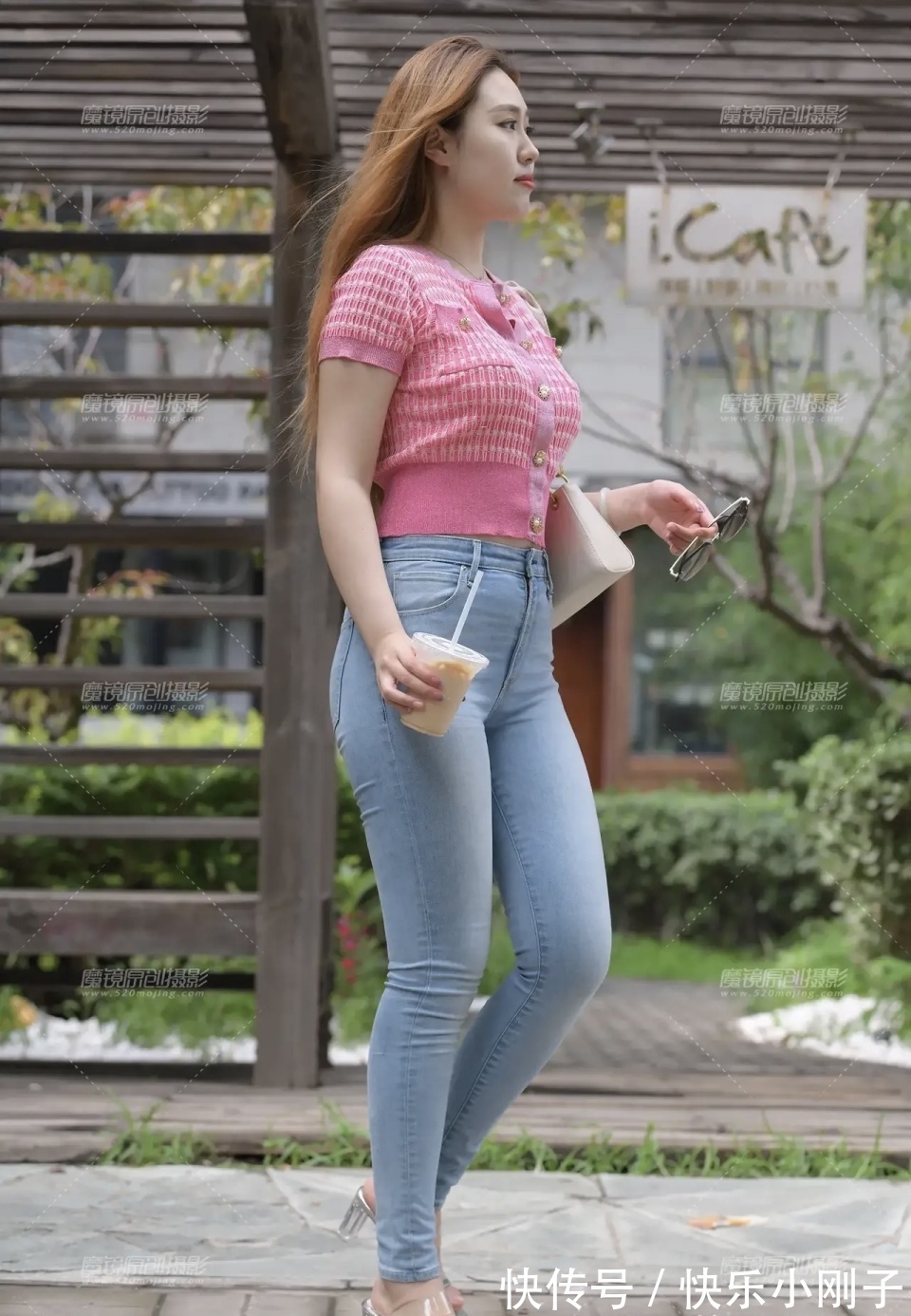 干净利落|爱休闲逛街的女人，都少不了牛仔裤的搭配，简洁美丽又干净利落