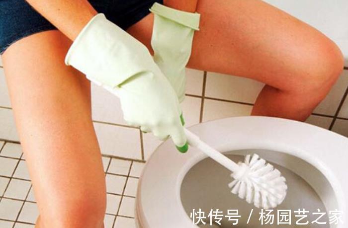 卫生死角|马桶三天不刷就有黄渍污垢,跟保洁阿姨学3招,轻松祛黄,无异味