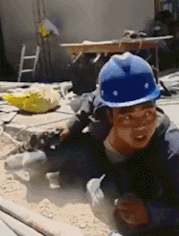 |搞笑GIF图:美女扔捧花的技术不错啊,后面没一个人接到