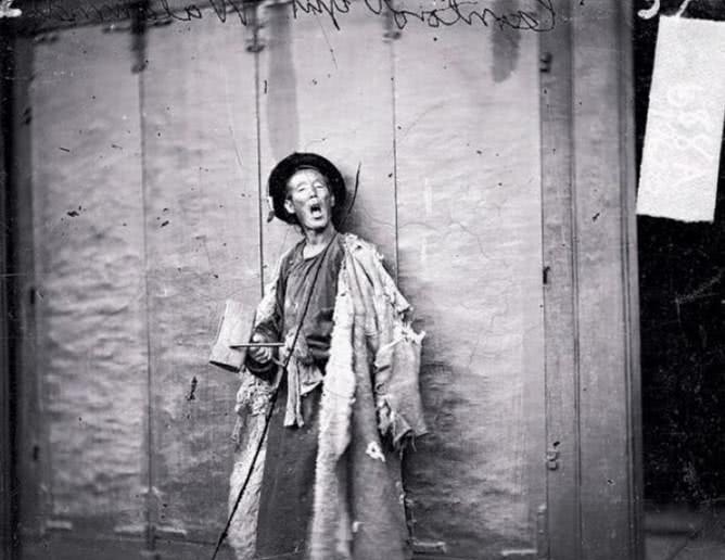 清末|一组清末老照片图3九龙壁前荒草丛生,图4夏天马车运冰块