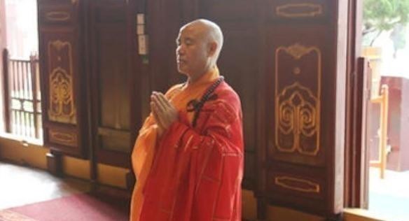 朱元璋去寺庙巡查,问:朕要下跪吗?方丈机智说出1句话,挽救全寺性命!