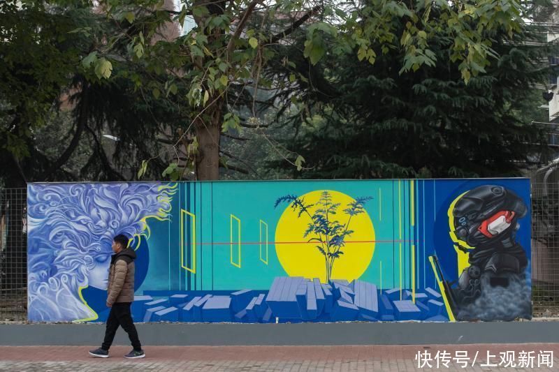 包围|30余幅彩绘绵延600多米,上海徐汇一老小区被涂鸦“包围”……