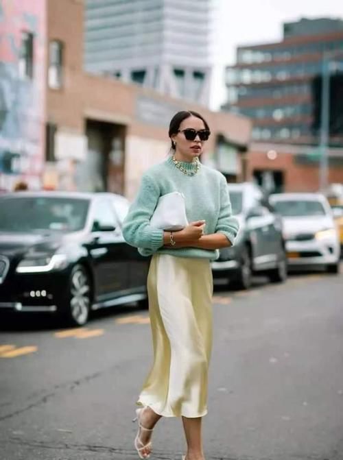 ?女人过了50岁，多穿这3种“冻龄裙”，时髦气质，女儿都夸年轻