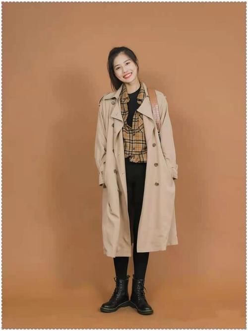 早春穿风衣，颜色和搭配这样选，远离路人感