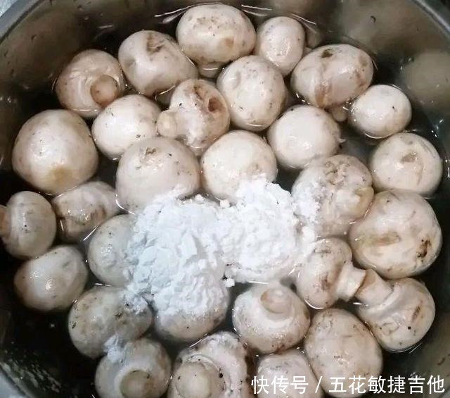 鲜香美味的酱烧口蘑,鲜甜滑口色泽红亮,简单易做吃一口就忘不了!