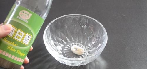 擦玻璃别用水了,教你用一秘招,擦完的玻璃光亮如新,方法太棒了