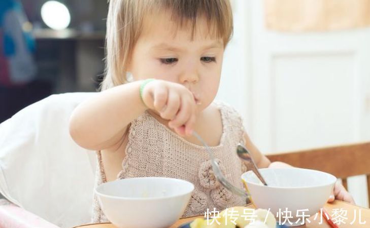 喂奶|宝宝到了吃辅食的年龄后,早上起床先喂奶还是先喂饭?家长别弄错