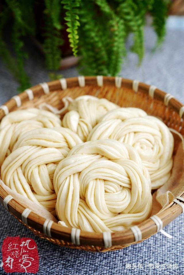 猪油|发面时光加酵母是不够的,多加一勺料,做好的花卷更松软更洁白!