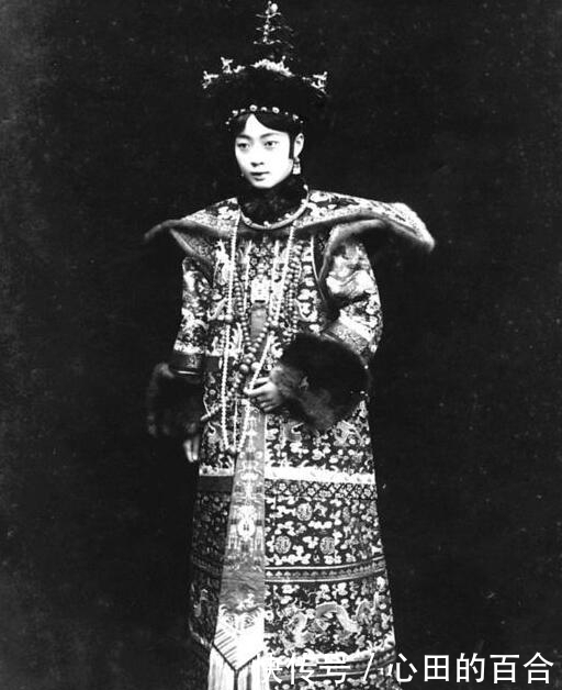 皇后|清末皇后到底美不美?穿着朝服的婉容,抽鸦片后的她判若两人!