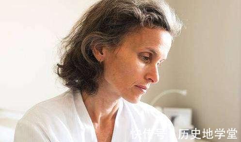 睡眠质量|女人绝经前，身体会“通风报信”！医生：多吃这些食物，滋养卵巢