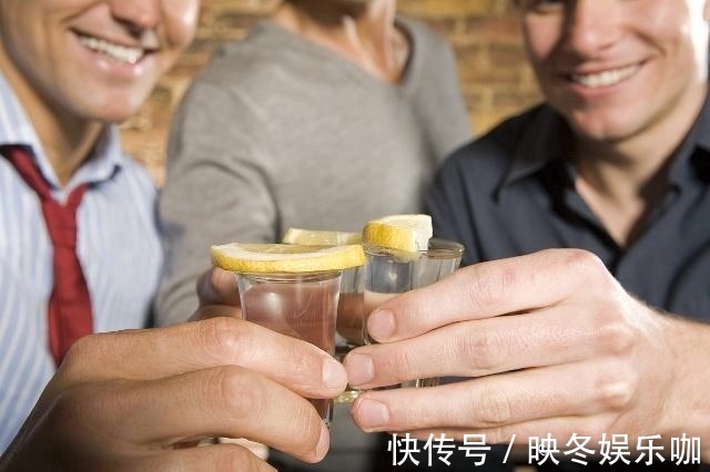 喝酒|每天喝二两白酒的人和滴酒不沾的人,哪种益于长寿?多数人搞错了