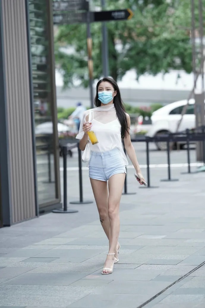 穿牛仔短裤的时尚女生, 戴着口罩也遮不住优雅美丽