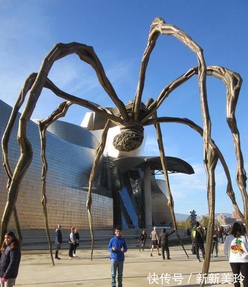 罗宾·怀特@来自世界各地的15个看起来违反了自然规律的超现实主义雕塑