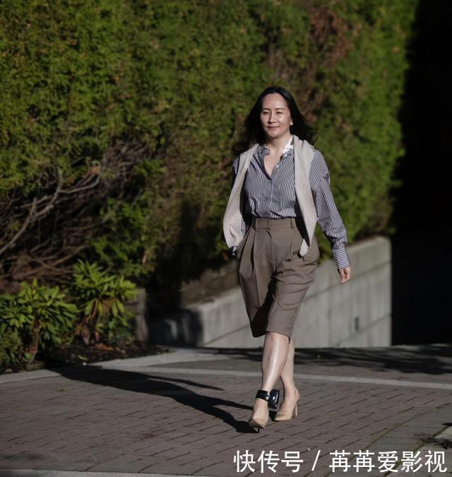 孟晚舟私下穿搭好美，条纹衬衫配五分裤优雅大气，中年女性该学学