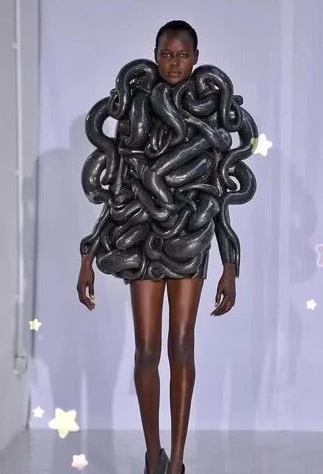 奇葩!原谅我不懂时尚,这个T台秀的衣服太奇葩让我笑会!