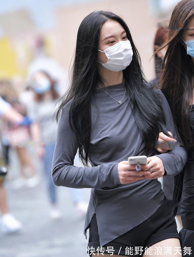 性感 鲜艳明媚红色小靴子搭配黑色系服装,性感什么,时尚亮眼!