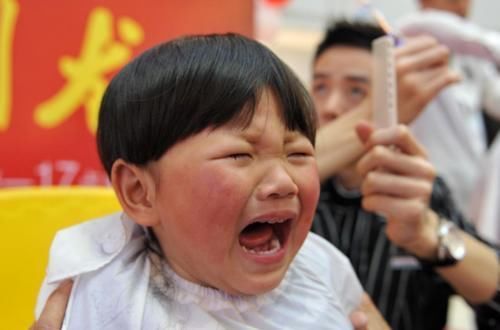 理发店|妈妈趁宝宝睡觉，偷偷把他剃成光头，孩子醒来后的反应让宝妈笑翻