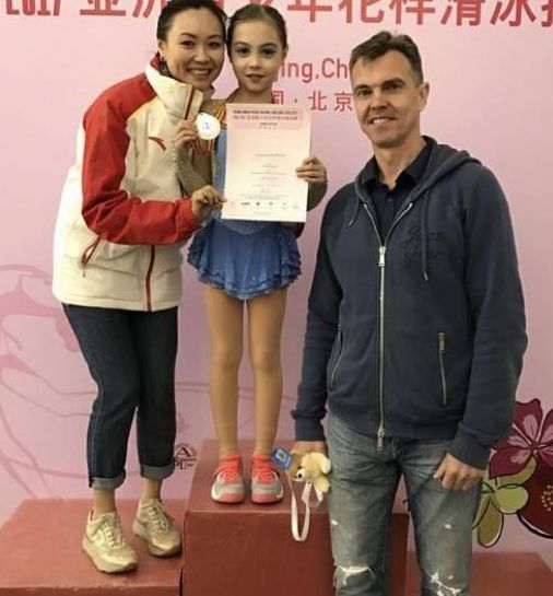 儿女|中国花滑冠军远嫁俄罗斯，混血儿女如今长大！一家人颜值爆表！