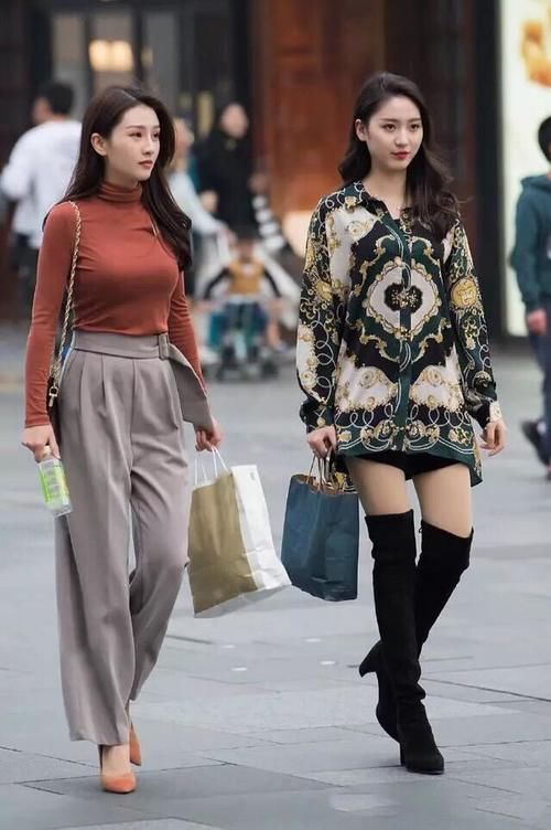 街头美女的“闺蜜式”穿搭,展现不一样的气质,高雅又时尚