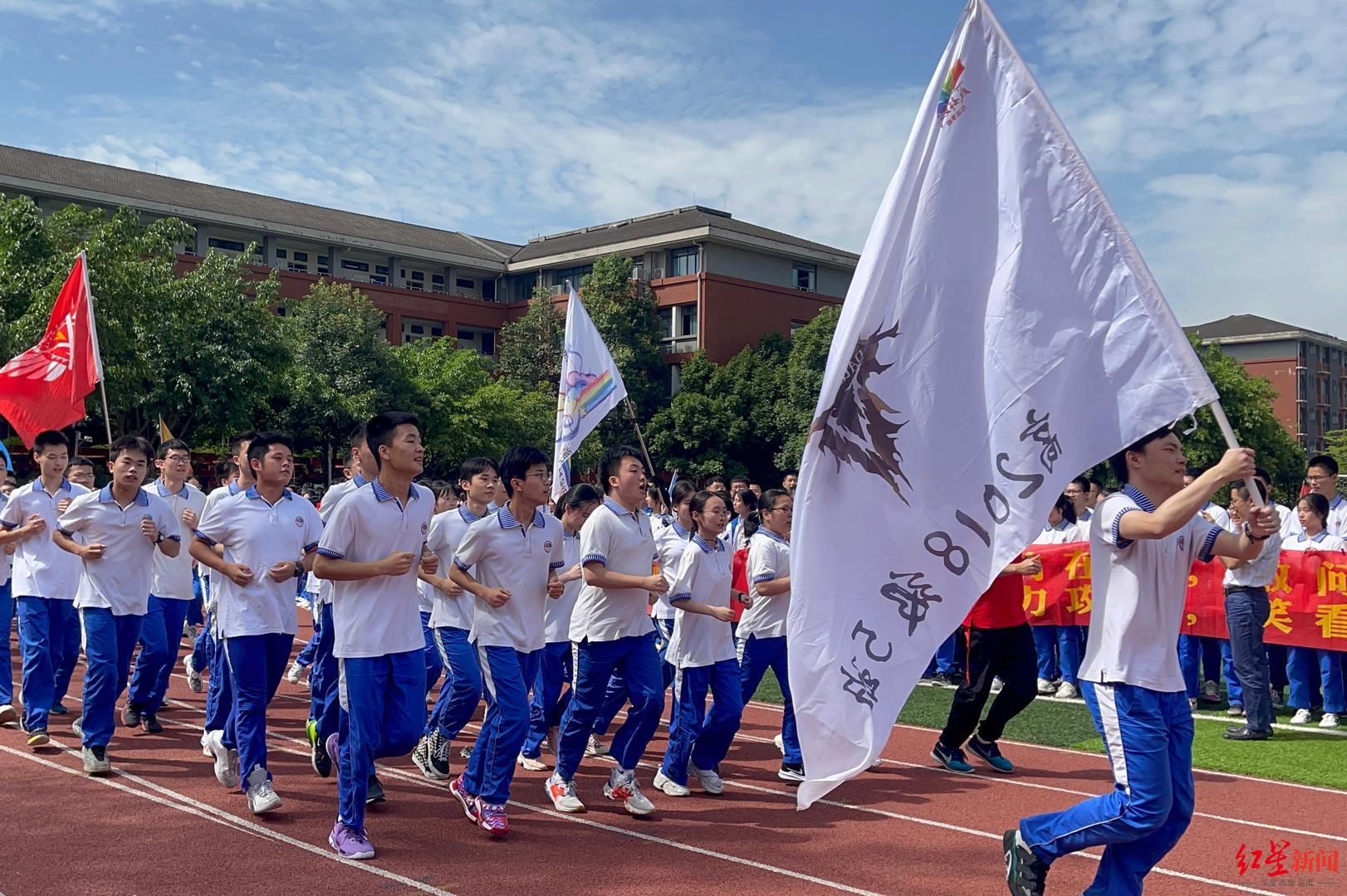 毕业证|毕业前“最后一公里”跑，成都这所学校师生跑步迎考