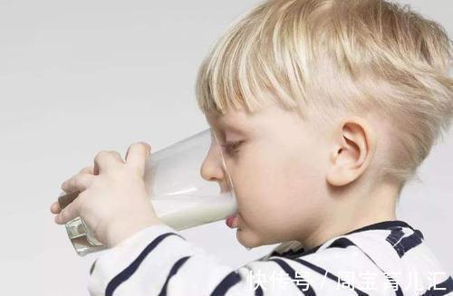 营养物质|小男孩坚持喝牛奶2年长高却不明显,医生:喝奶的时间点不对