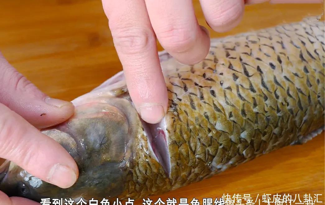 把一整条鱼放进电饭锅里,头一次见这种做法,鱼肉出锅后满屋飘香