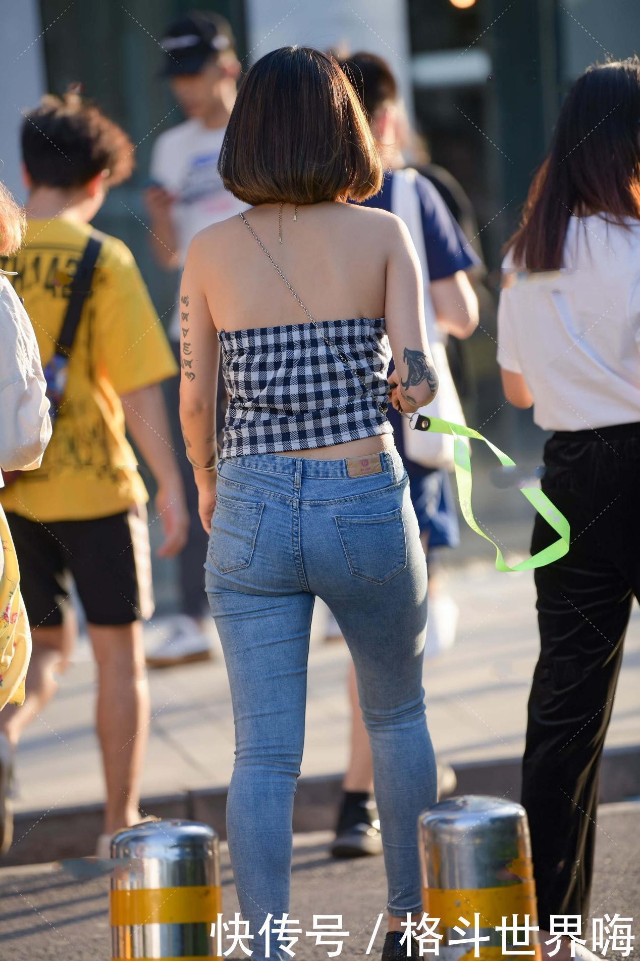 经典|经典的黑白格子设计的上衣,搭配牛仔裤休闲又时尚