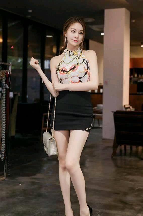 小美女|街拍身材苗条的小美女,表情真俏皮,很是动人