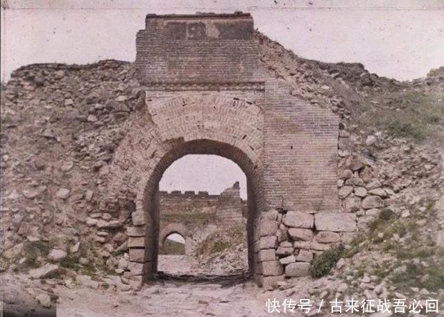 灰尘|1907年北京八达岭长城老照片：荒芜一人，灰尘布满整个城楼