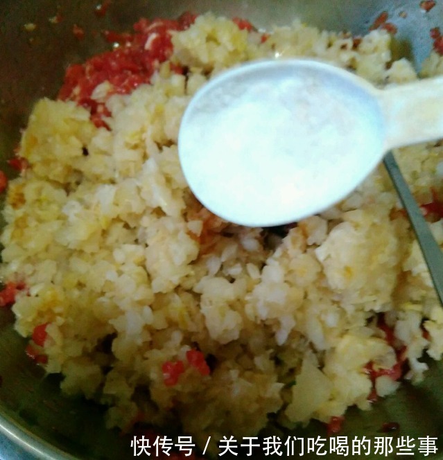 用羊肉包饺子,牢记“4加2不加”,鲜嫩多汁还不膻,咬一口满嘴香