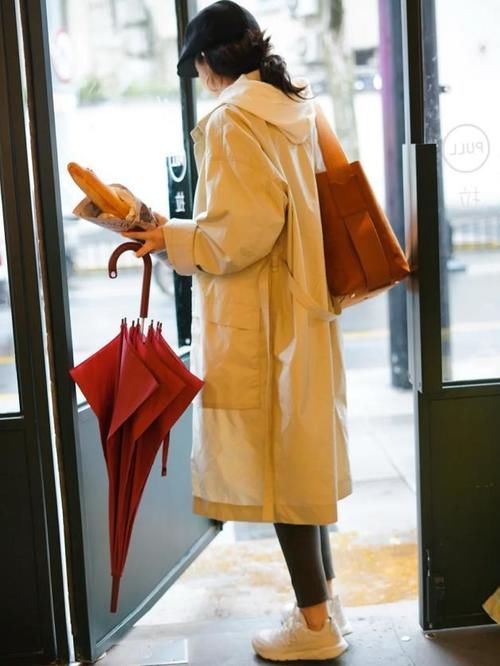 “长风衣＋卫衣”，才是春天正确打开方式，三木都这样穿