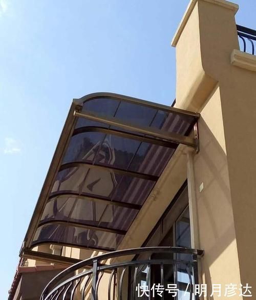 铁艺网|以后阳台我也不封,这样幕布搭木架上遮阳,跟豪宅小露台一样惬意