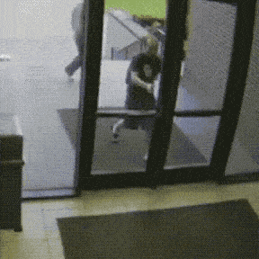 |搞笑GIF:妹子,佩服佩服,这都可以过来啊