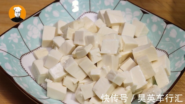 豆腐|芹菜叶不要再扔了,加一块豆腐煮一煮,健康营养,好喝不长肉