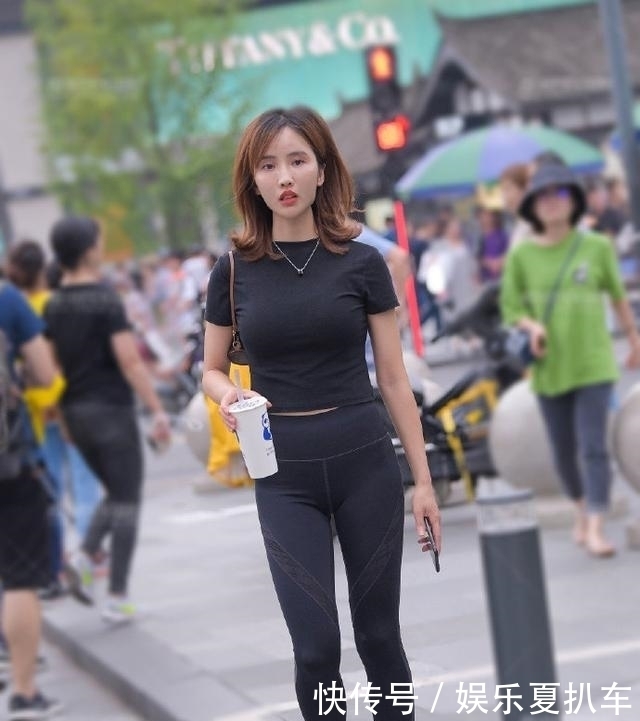 休闲|黑色瑜伽裤秀好身材，穿出最美的休闲运动风，洋溢着青春与活力