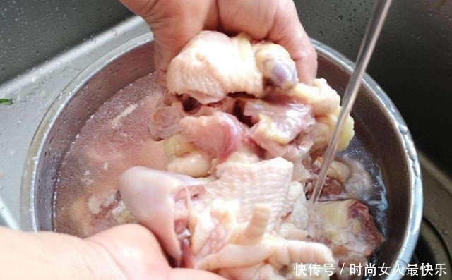 干净|清炖鸡汤时,万万别直接下锅煮!水中加点“它”,鸡汤鲜美无腥味