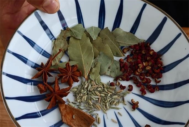 辣椒面|做辣椒油时,记得不要直接泼热油,教你一招,辣椒油才又香又辣