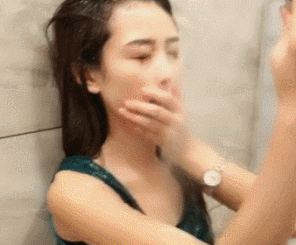 |搞笑GIF:美女,伤心也不能这样啊,很容易感冒的!
