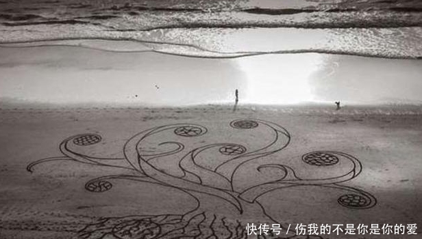 沙滩上|他拿耙子在沙滩挖着什么,当人们走过去全拍手称赞