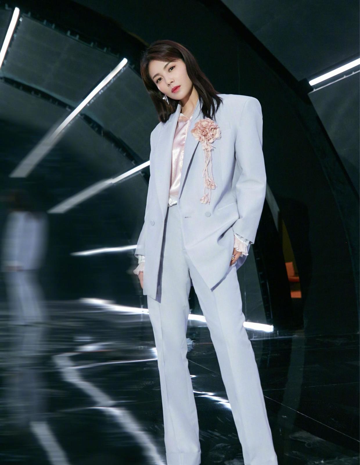 外套|刘涛美得“优雅温婉！穿一袭牛仔拼接色连衣裙拍时尚大片，超洋气