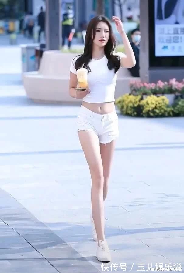 清纯感 热裤加上小白鞋，释放出别具一格的美