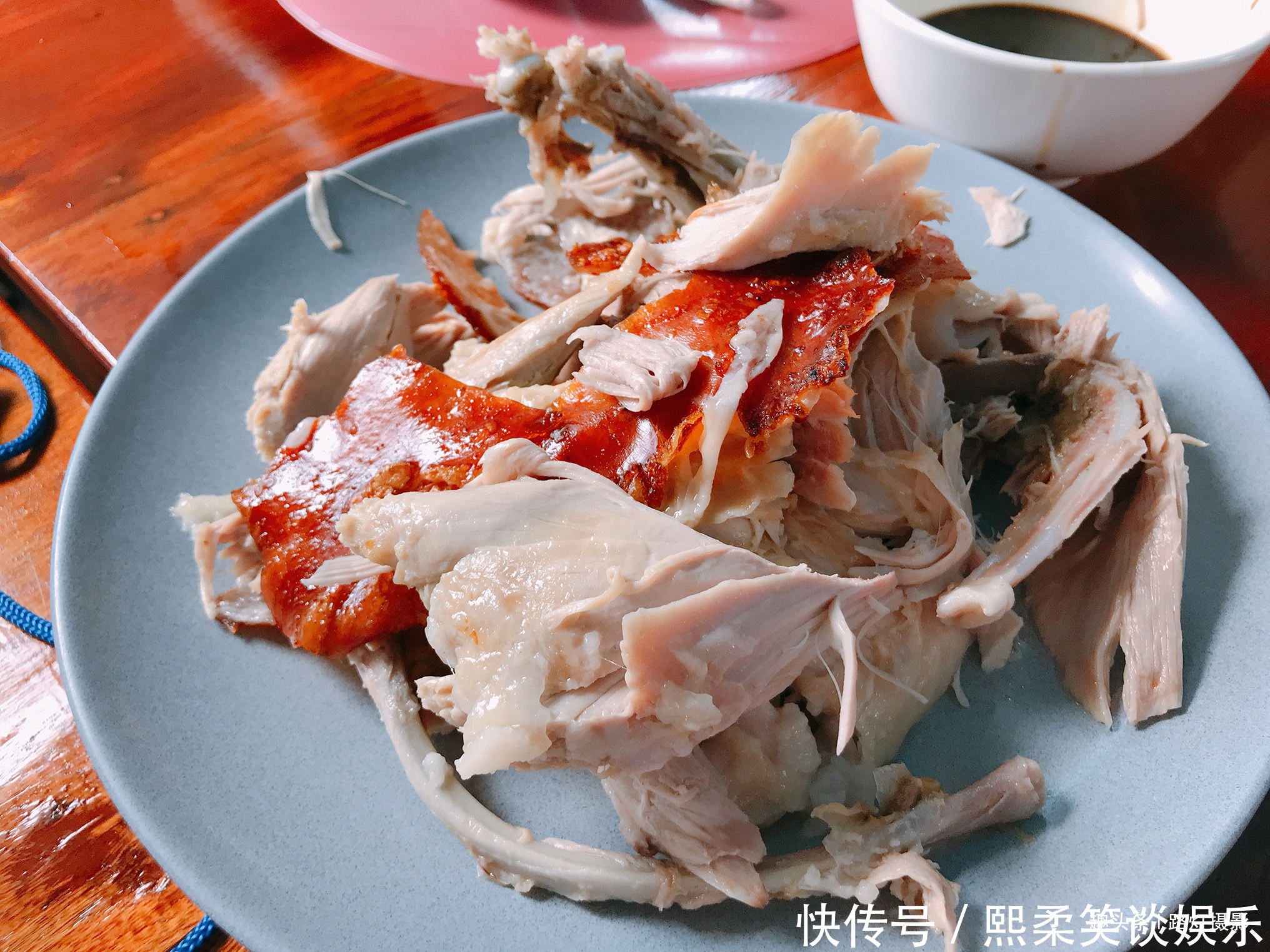 乳猪就|在菲律宾“二师兄”活不过一岁,就被烤着吃了,看着有点残忍