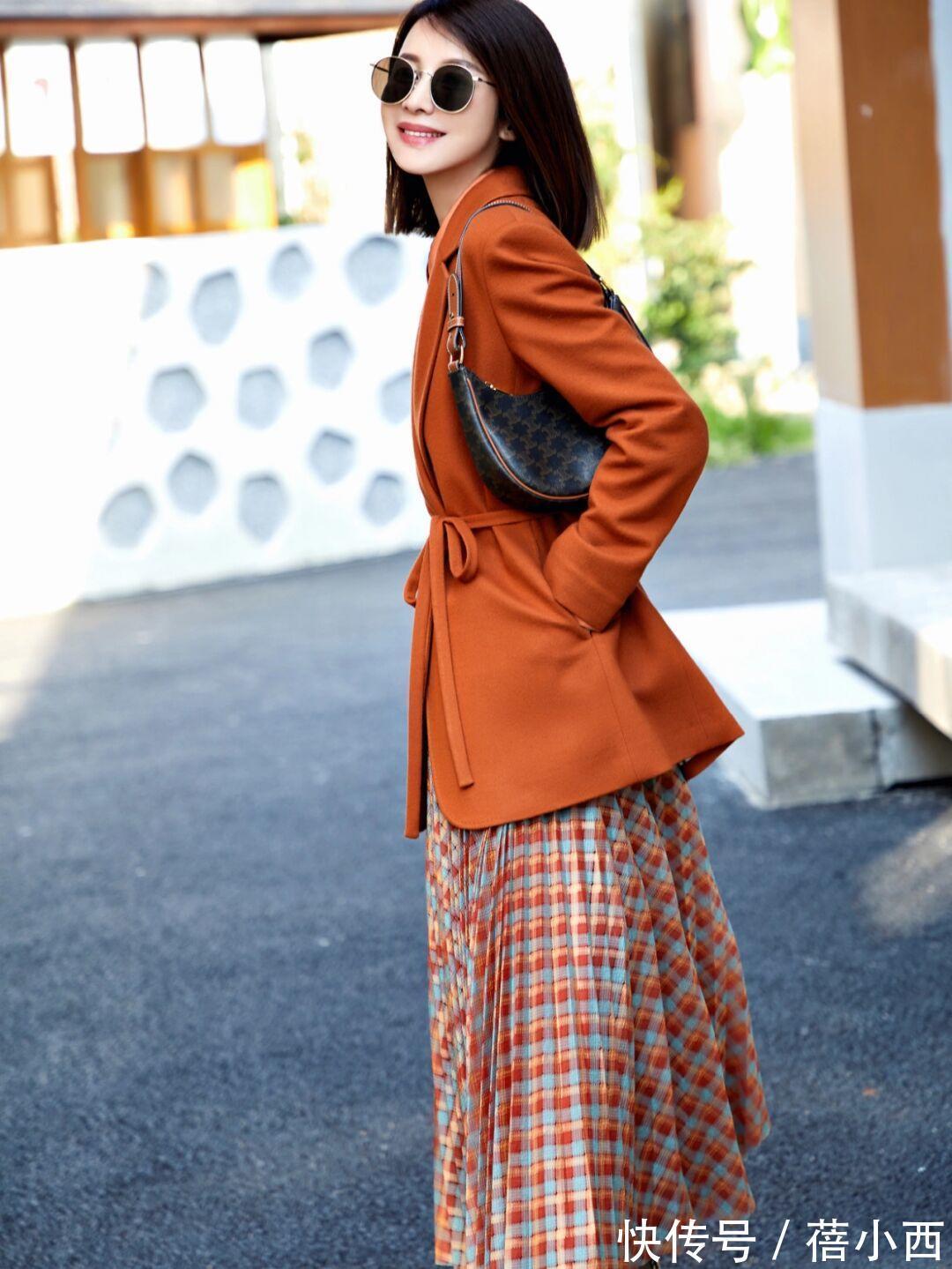 针织衫|多穿“半身裙”,搭配西装、针织衫时尚又优雅,秋季的最in存在