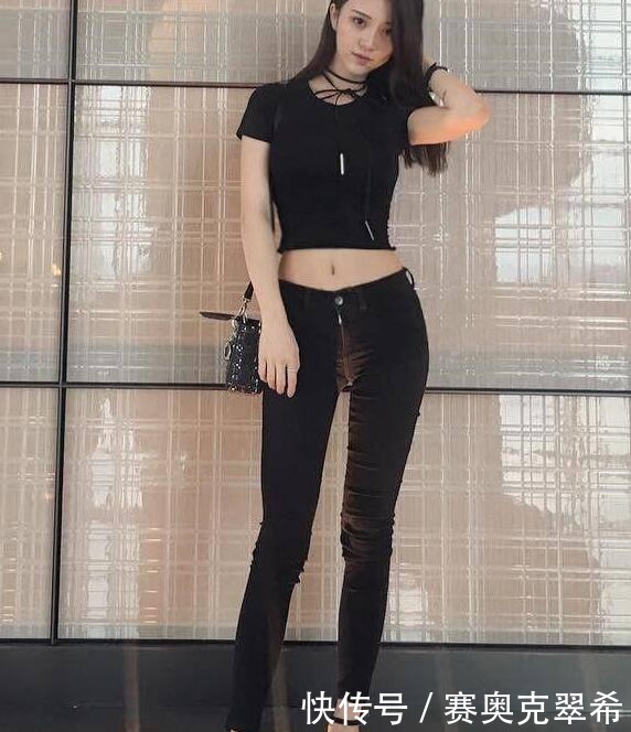 美女穿搭:小姐姐爱穿紧身牛仔裤,秀出完美曲线,轻灵而浪漫