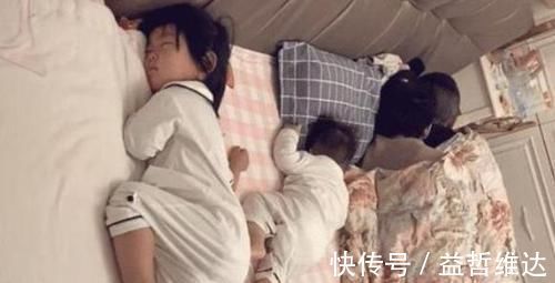 睡姿|婆婆拍下一家四口睡姿,夫妻俩秀恩爱睡姿走红,网友:孩子是意外