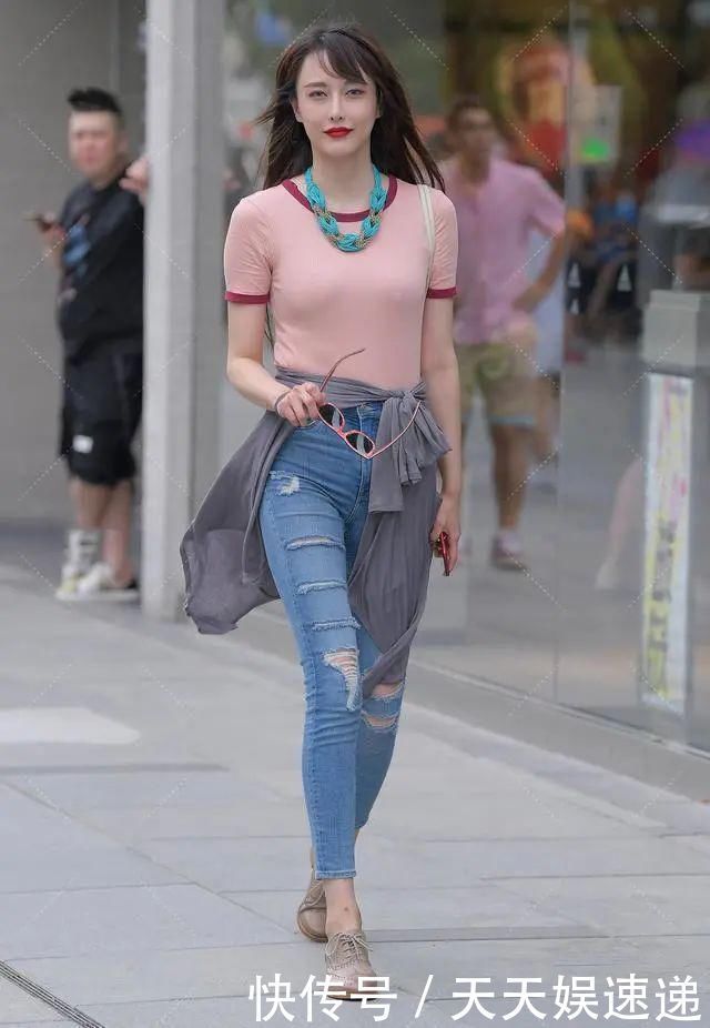粉红色|小姐姐身穿粉红色短款上衣搭配破洞牛仔裤,洋溢着青春靓丽的风姿
