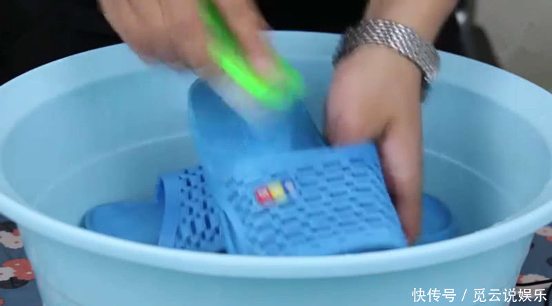 食用碱|不管多脏的拖鞋，只需水里撒上一把它，洗出的拖鞋像新的一样