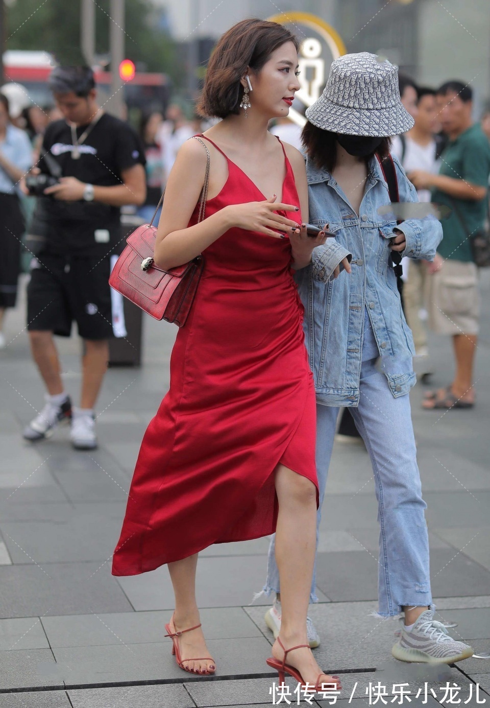 衣品|街拍：这位小姐姐不仅衣品强大，而且还特别大胆，堪称惊艳