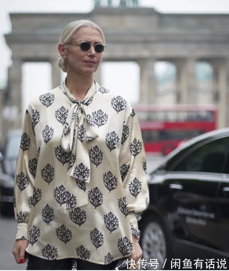 chris|60岁阿姨把黑大衣穿得好惊艳,头发花白还扎个啾啾,我也不怕老了